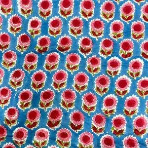Tela de Algodón Azul Cielo con Estampado Floral Rosa y Rojo, Patrón de Flores Tradicionales para Vestidos Kurti, Trajes Salwar y Prendas Étnicas - Product Image 4