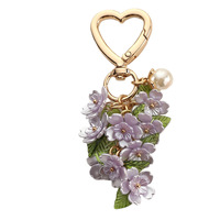 Porte-clés en alliage de zinc noble avec grappe de fleurs, breloques feuille et perle, pendentif de sac à crochet à ressort en forme de cœur pour femme, accessoire élégant pour le quotidien