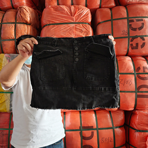 Fardos Mixtos Aleatorios de 19kg y 100kg de Ropa de Verano Usada: Jeans y Faldas de Mezclilla para Mujer de Segunda Mano - Product Image 1