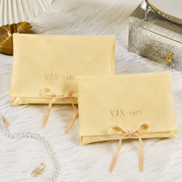 Pochette enveloppe en microfibre jaune clair avec nœud en ruban, sac à bijoux à rabat, sac de rangement cadeau en velours avec logo personnalisé en relief