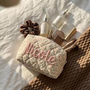 Pochette de toilette en chenille au crochet avec lettres, motif floral personnalisé, pochette cosmétique classique, cadeau pour demoiselle d'honneur, organiseur de maquillage pour femme - Product Image 2