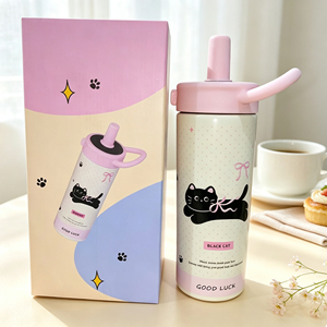 Bouteille d'eau isotherme portable en acier inoxydable de 650 ml pour enfants, avec poignée et couvercle à paille, motif dessin animé mignon - Product Image 1