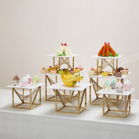 Autres plinthes d'affichage de dessert de cube en marbre blanc de restaurant d'hôtel pour le buffet de traiteur et la présentation de gâteau de mariage