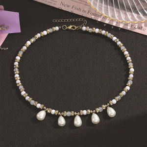 Collier ras du cou en fausses perles en forme de goutte d'eau, bijoux de fête pour femmes, forme de goutte d'eau, design géométrique en forme de U - Product Image 1