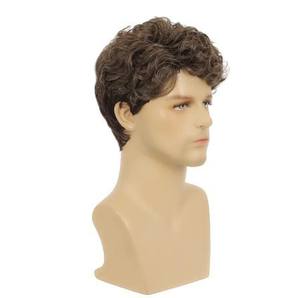 วิกผมผู้ชายสีน้ำตาลทรงลอนฝรั่งเศสแบบ<span class=keywords><strong>สั้น</strong></span> ความหนาแน่น 180%  วัสดุทนความร้อนสูง  <span class=keywords><strong>ทรง</strong></span><span class=keywords><strong>ผ</strong></span>มแฟชั่นสไตล์ยุโรปอเมริกัน  พร้อมหมวกปรับได้ - Product Image 4