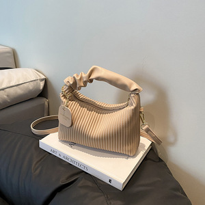 Sac à main coréen rétro à rayures verticales, nouveau sac à bandoulière plissé tendance, élégant et personnalisé. - Product Image 4