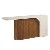 Table console sculpturale en marbre Dream Home, profil d'arche asymétrique, panneau en bois de noyer cannelé, mobilier de luxe pour salon et hall
