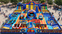 Aire de jeux gonflable sur le thème des courses automobiles avec toboggans, jeux d'obstacles et jeux interactifs pour événements et locations