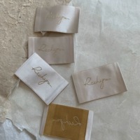 Étiquettes tissées en satin minimalistes personnalisées, technique de tissage 3D, design d'étiquettes de col haut de gamme pour vêtements.