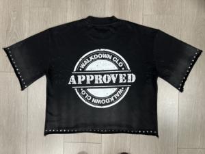 Individuelles T-Shirt im Boxy-Fit aus 350 g/m² French Terry mit Vintage-Acid-Waschung, ausgebleichtem Sonneneffekt, kurzem Schnitt, Used-Look, Siebdruck, offenem Saum und Strasssteinen - Product Image 4