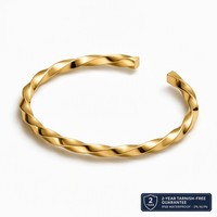 Bracelet manchette torsadé haut de gamme plaqué or PVD 18 carats en acier inoxydable, prêt à l'expédition en gros