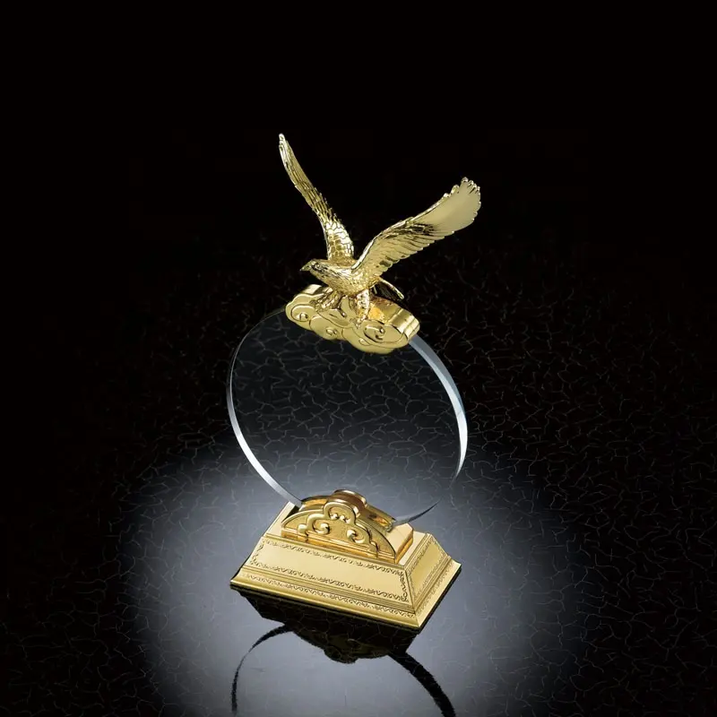 С украшением в виде кристаллов с золотым покрытием Орел трофеи и награды