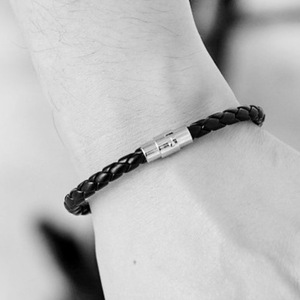 เครื่องประดับข้ามพรมแดนยุโรปและอเมริกา สร้อยข้อมือหนังถักแบบเรียบง่าย ไทเทเนียมสำหรับผู้ชายทันสมัยและมีเอกลักษณ์เฉพาะตัว - Product Image 4