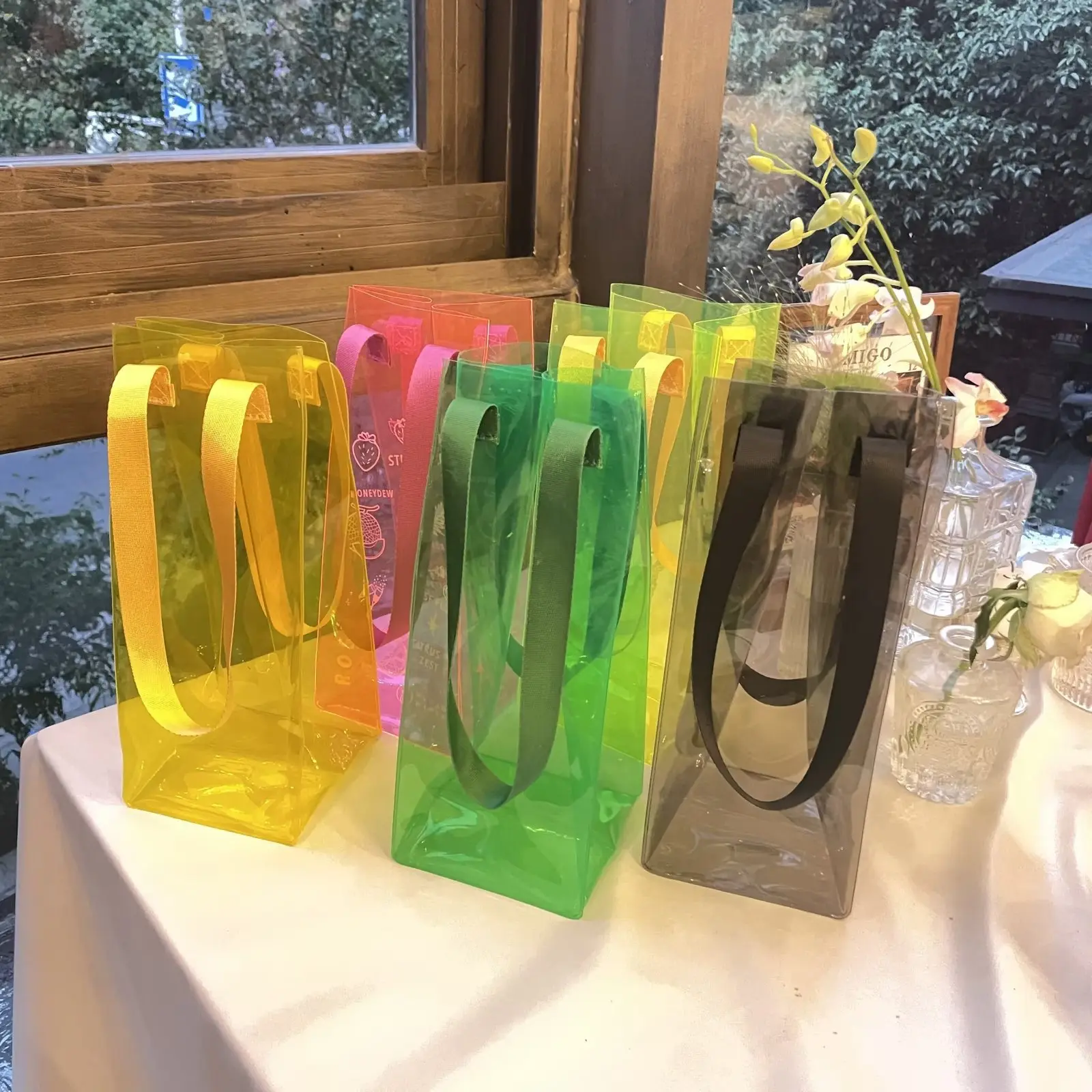 कस्टम रंगीन हैंडल बैग प्लास्टिक बोतल वाहक पारदर्शी pvc बर्फ बैग तह स्पष्ट शराब बैग