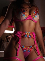 Nouvel ensemble de lingerie 2024 personnalisé avec soutien-gorge à armatures brodé de fleurs et string transparent sexy pour femme