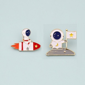 Venta superior astronauta interestelar diseño magnético dibujos animados astronauta encanto solapa esmalte Pin - Product Image 6