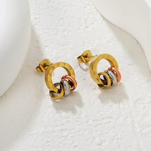 ต่างหูแบบติดหูสามวง ตัดลายเลขโรมัน คละสี ดีไซน์เรขาคณิต เครื่องประดับแฟชั่น ของขวัญ - Product Image 1