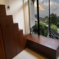 Solution de rangement sous escalier multifonctionnelle moderne sur mesure, armoire d'angle en bois massif pour escalier
