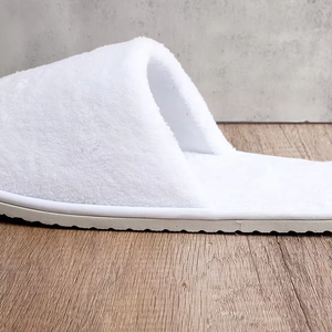 Zapatilla de lujo con logotipo personalizado OEM para hoteles, diseño blanco con punta abierta, suela de EVA suave, servicios de hotel lavables desechables para viajes - Product Image 2