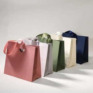 Sac cadeau en papier noir avec poignée en ruban et logo personnalisé pour une image de marque exclusive et une présentation élégante - Product Image 2