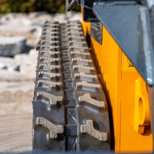 Minicargadora compacta con carrocería estrecha de 1025 mm y altura de elevación de 2105 mm para proyectos de acceso estrecho en patios traseros y entradas de portones. - Product Image 6