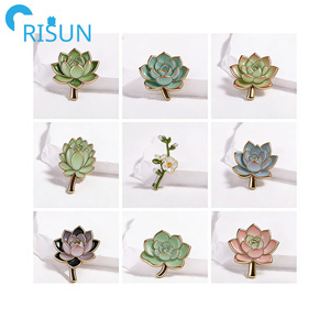 En gros, Pin's en émail à thème forestier, motif plantes vertes, fleurs, feuilles, arbres, feuilles d'érable, saules, <span class=keywords><strong>avec</strong></span> logo personnalisé, pour revers - Product Image 3