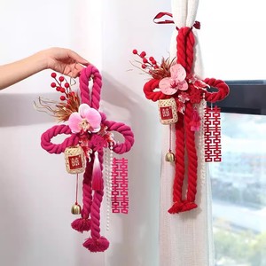 Décoration de mariage en tissu rouge avec nœud Swastika, motif Rose Rouge et caractères Double Bonheur, pour poignée de porte de chambre de mariée - Product Image 1
