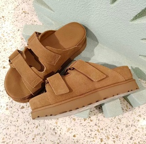 Chanclas clásicas de verano UGGs marrones con doble hebilla, suela gruesa, doble velcro y diseño de zapatillas de gamuza fáciles de poner. - Product Image 1