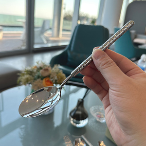 DF BC Fashion Nouveau Service de Couverts en Acier Inoxydable à Manche Martelé Spécial avec Couteau à Steak, Fourchettes de Table et Fourchettes à Dessert - Personnalisable - Product Image 2