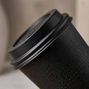 Nous avons des tasses à café noires épaisses disponibles pour la personnalisation. Ces gobelets à café sont en papier avec un couvercle givré. - Product Image 5