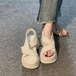 Sandales compensées couleur crème à bout ouvert en EVA avec semelle amortie – Claquettes d'été pour femme - Product Image 1