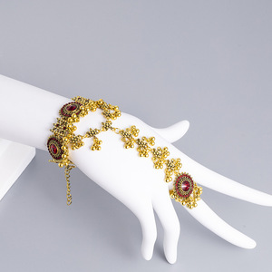 Bracelet ethnique pour femme rétro bout des doigts Vintage exagéré pompon brassard bohême harnais de main pièce unique pour femme - Product Image 4