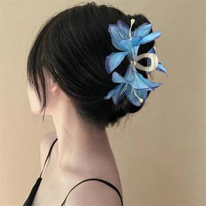 Pince à <span class=keywords><strong>cheveux</strong></span> florale extra large - Pince en plastique bleu givré motif lys pour femmes et filles, <span class=keywords><strong>accessoires</strong></span> bohèmes pour mariage à la plage - Product Image 3