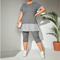 Ensemble de vêtements d'été pour femmes - T-shirt ample à col rond et manches courtes imprimé à rayures et pantalon 7/8 par les fabricants