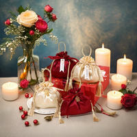 Décorations de luxe Pochette en soie imprimée de logo personnalisé Emballage de bijoux de cadeau de bonbons de mariage Sac à cordon en satin anti-poussière avec pompon