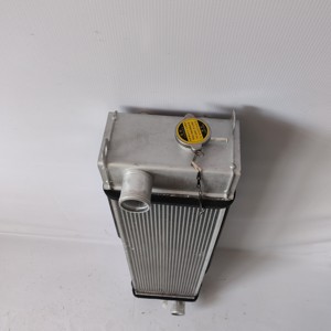 Yüksek kaliteli soğutucu su tankı radyatör Komatsu PC138US 22B-03-13110 ekskavatör radyatörü