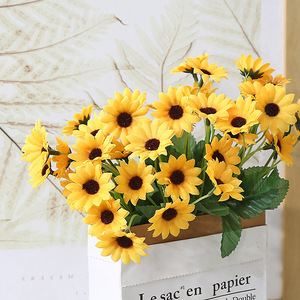 Mini tournesols artificiels en soie Lichao pour la décoration intérieure et les accessoires de photographie en extérieur - Product Image 2