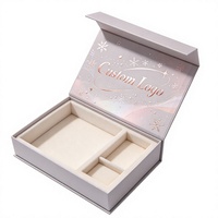 Boîte cadeau magnétique à rabat gris clair avec impression sur le couvercle intérieur et impression flocon de neige or rose pour boîte cadeau de fête