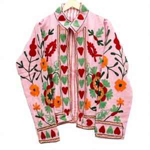 เสื้อแจ็คเก็ตผ้าฝ้ายสีชมพูสำหรับผู้หญิง  แบบหนา  รักษ์โลก  ปักลายดอกไม้ด้วยมือ  คอจีน  แขนยาว  สไตล์ Prairie Chic - Product Image 1