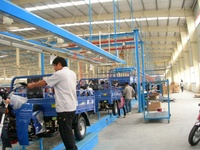Lini Produksi Skuter Listrik Roda Tiga Populer Semi-Otomatis Kecepatan Dapat Diatur Kapasitas 10-100 Unit/Hari
