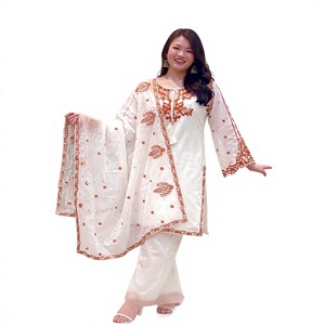 Ensemble élégant pour femme en soie romaine réversible et infroissable, comprenant un haut, un pantalon palazzo, des manches fantaisie brodées et une dupatta. - Product Image 1