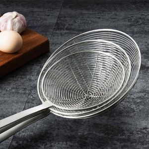 Écumoire en acier inoxydable avec manche en bois pour la cuisson et la friture - Product Image 2