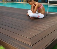 Planche de terrasse composite moderne lisse en bois-plastique WPC anti-UV à grain de bois entrelacé pour extérieur