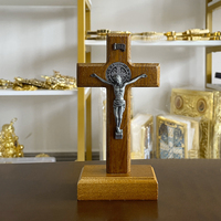 ODM/OEM Croix debout d'église brune Crucifix catholique décoration de la maison prier Crucifix en alliage plaqué argent grande croix en bois
