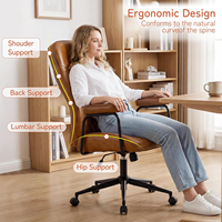 Chaise de bureau moderne du milieu du siècle en cuir marron, dossier mi-haut, support lombaire réglable, bras pivotants à roulettes, pour bureau à domicile