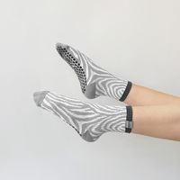 Nouvelle conception, étiquette personnalisée, chaussettes zébrées en coton, chaussettes de yoga antidérapantes, chaussettes de pilates, chaussettes en coton pour femmes