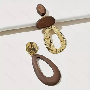 Pendientes largos de madera natural bohemios personalizados al por mayor, con aros de madera <span class=keywords><strong>y</strong></span> metal, chapados en <span class=keywords><strong>oro</strong></span>, hechos a mano con cuentas para mujer. - Product Image 4