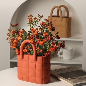 Vase en céramique de style américain Jingdezhen, design moderne en forme de sac à main avec glaçure mate pour l'arrangement de fleurs séchées - Product Image 1