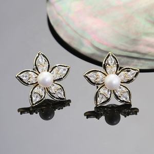 Boucles d'oreilles clous en argent de haute qualité, élégantes, avec incrustation de fleurs en zircon, accessoire de mode luxueux et polyvalent - Product Image 1