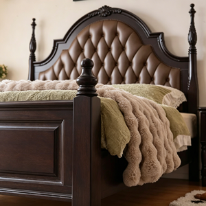 Base de Cama Tapizada Tradicional Tamaño Queen con Cabecera de Cuero Sintético y Postes de Madera - Product Image 2